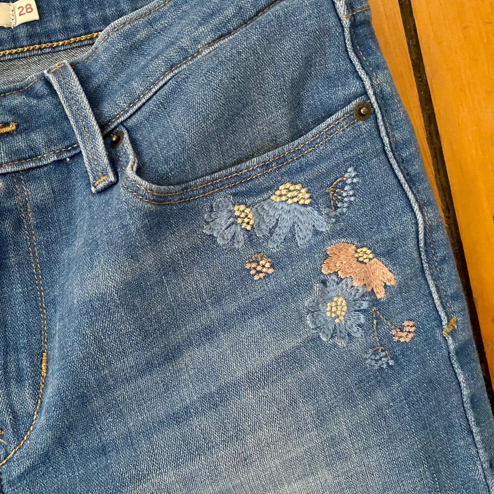 Levi's Mid Rise Skinny Embroidered Jeans 28